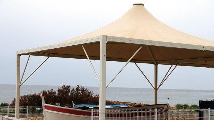 abri toit terrasse beige sur port solenzara