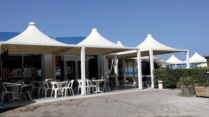 abri toit terrasse restaurant en corse