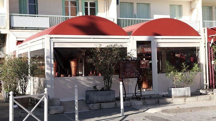 abri toit terrasse bache rouge restaurant corse