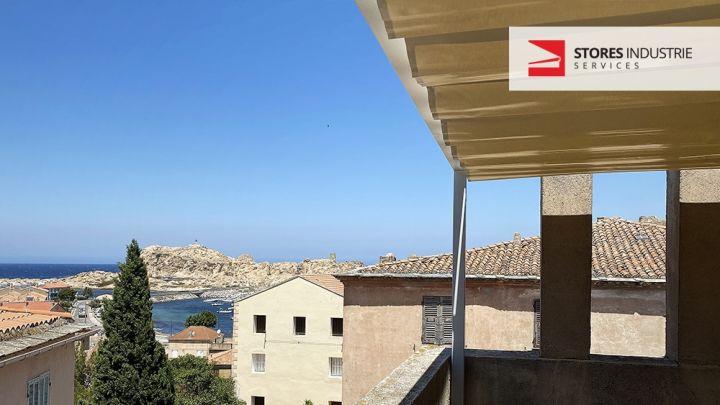 pergola retractable manuel abris balcon vue mer ile rousse