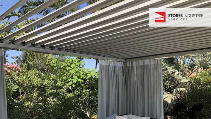 pergola bioclimatique lame orientable blanc rideau exterieur  jardin bastia