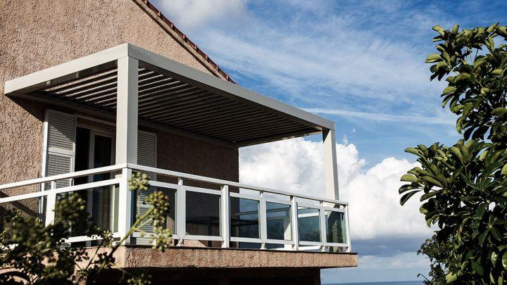 pergola bioclimatique lame sur terrasse en corse