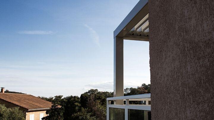 pergola bioclimatique ciel bleu en corse