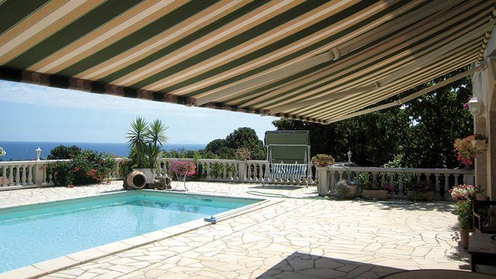 store banne traditionnel rayure sur terrasse et piscine