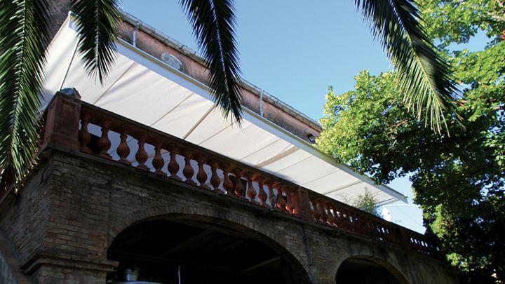 store banne traditionnel blanc sur terrasse restaurant