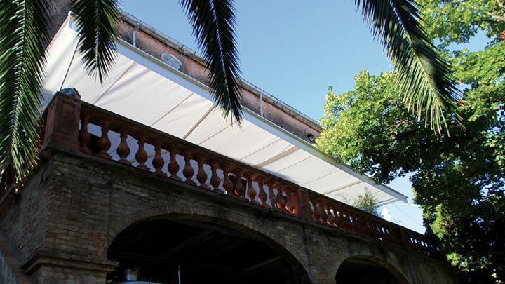 store banne traditionnel blanc sur terrasse restaurant