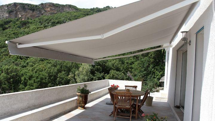 store banne traditionnel sur terrasse corse